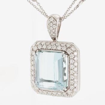 Hänge med kedja 18K vitguld med en trappslipad akvamarin och runda briljantslipade diamanter.