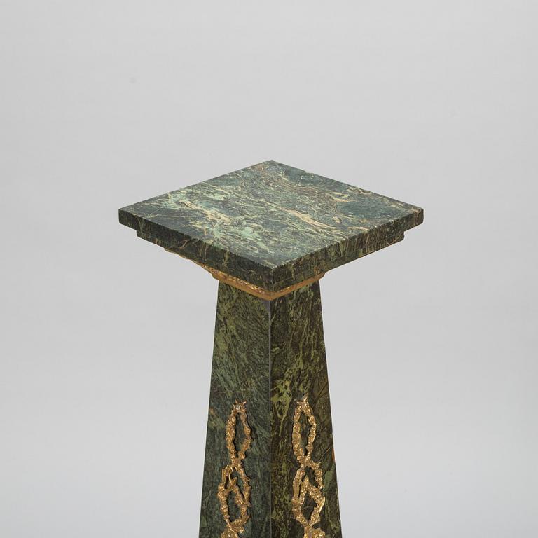 Piedestal, marmor, 1900-talets andra hälft.