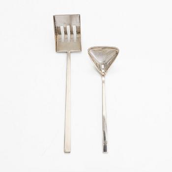 Bertel Gardberg, jääpalaotin ja kaviaarilusikka, sterlinghopeaa, "Birgitta", Hopeatehdas Oy, Helsinki 1962 ja 1964.