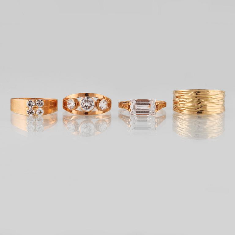 RINGAR, 4 st, 18K guld samt bergkristall, delvis kattfotstämplade. Vikt 9,6 gram.