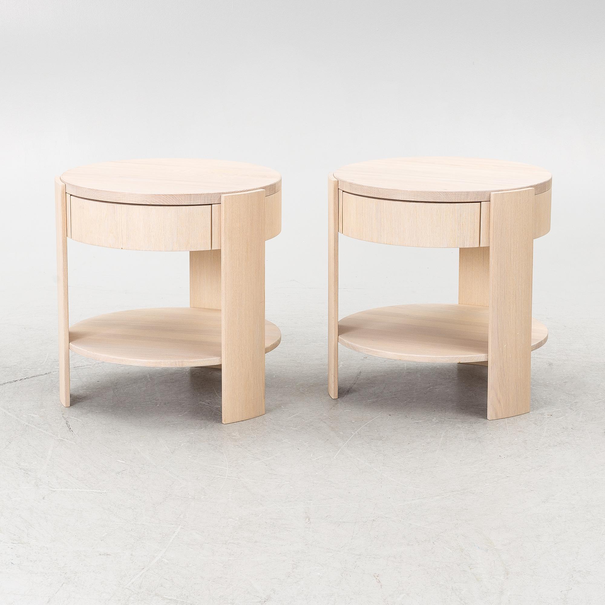 Sängbord, ett par, samtida.