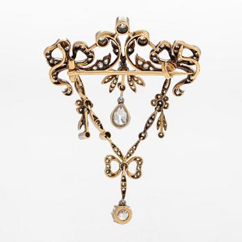A Belle Époque old-cut diamond brooch in 17K gold and platinum.