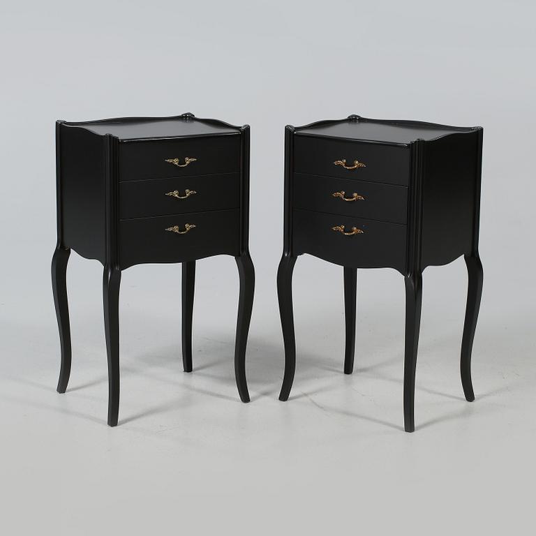 SÄNGBORD, ett par, rokokostil, 1900-talets andra hälft.