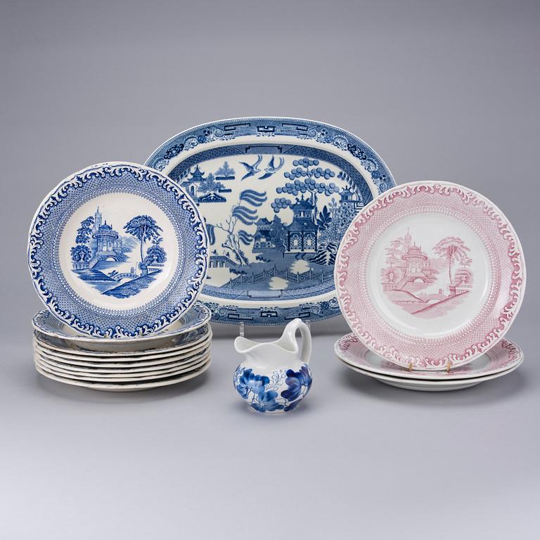 TALLRIKAR, 12 st, "Spets" och SERVERINGSFAT, "Willow" fajans, Arabia 1878-1893 och 1932-1949 samt Wedgwood 1900-tal.