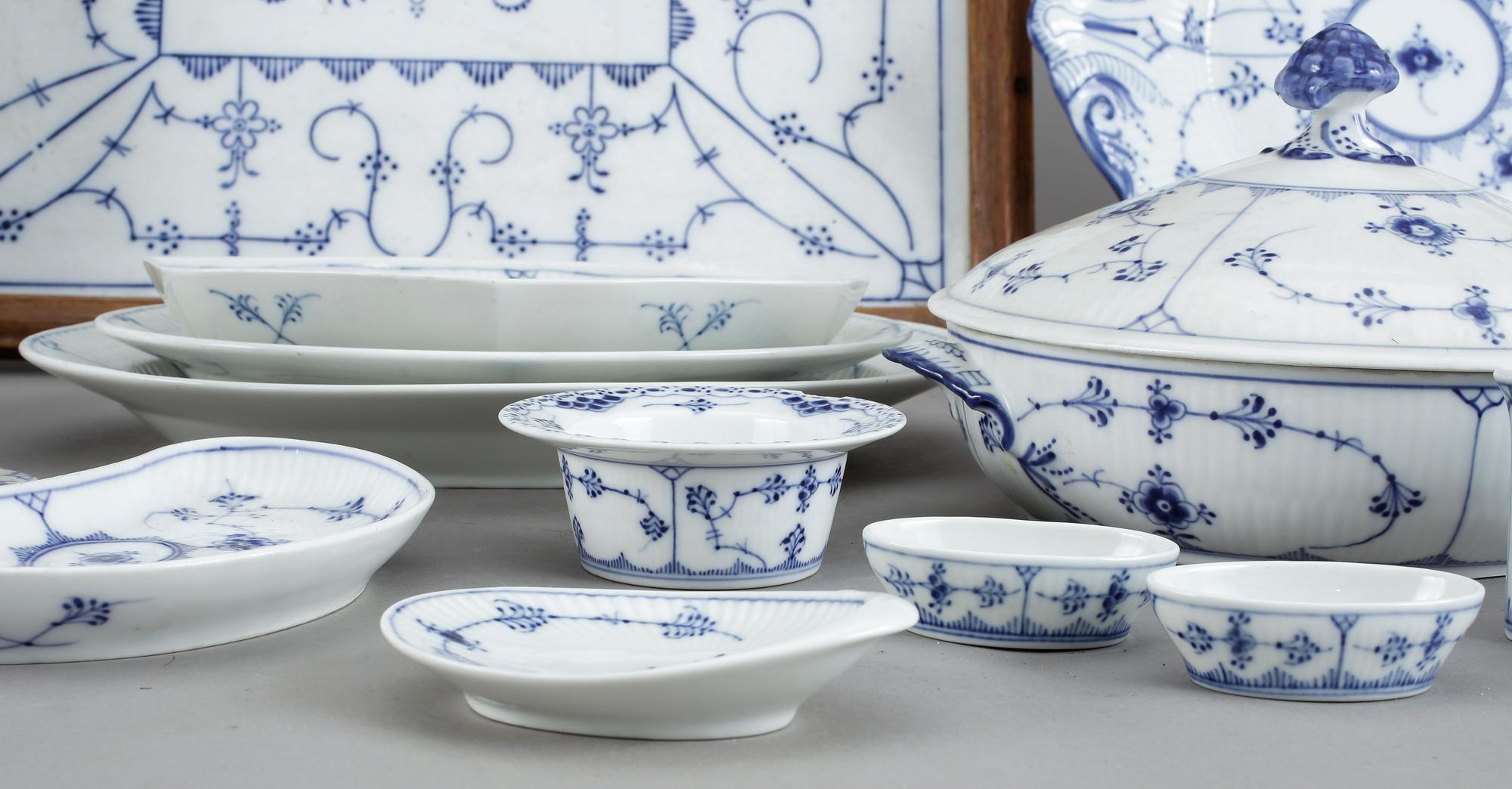 SERVIS, 96 delar, porslin, "Musselmalet", Royal Copenhagen, 1900-talets andra hälft.