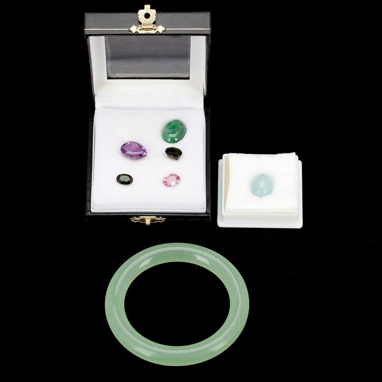 ETT PARTI ÄDELSTENAR, 7 delar. Kattöga beryll ca 11,5 ct, rosa safir ca 2.8 ct, ametist, turmaliner, jadeit.
