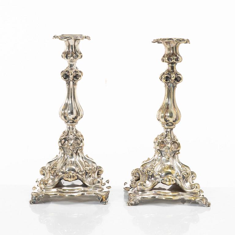 Kandelabrar, ett par, Rokokostil, nysilver, 1900-tal.