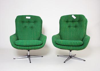 SNURRFÅTÖLJER, ett par. 1970-tal.