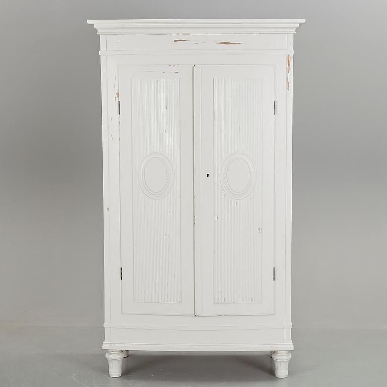 KLÄDSKÅP, gustaviansk stil, 1900-talets början.