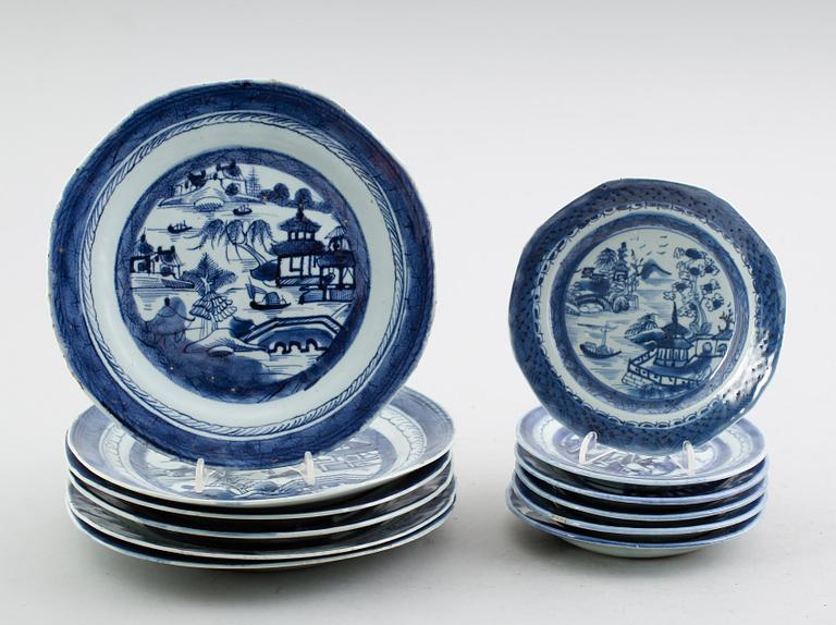 TALLRIKAR, 12 st snarlika, porslin, Kina, möjligen 1800-tal.