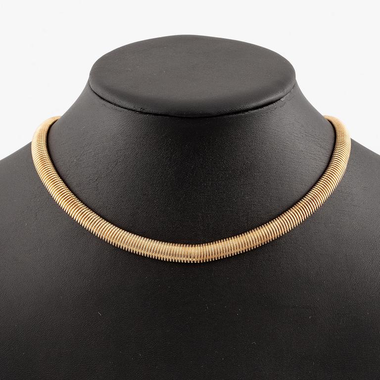 A necklace in 18K gold.
