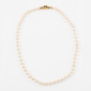Necklace of cultured pearls, clasp 18K gold with round brilliant-cut diamonds.