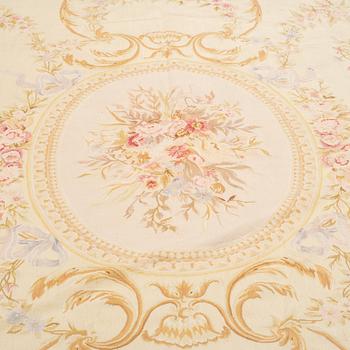 A CARPET, old, possibly Aubusson, tapestry weave, ca 490,5 x 332 cm.