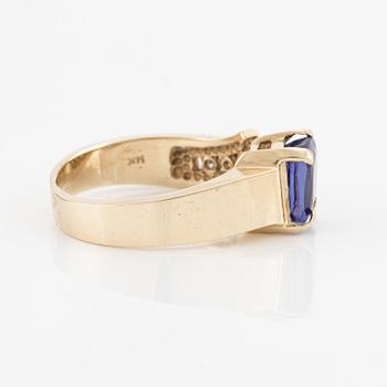 Ring, 14K gold with tanzanite and small brilliant-cut diamonds.