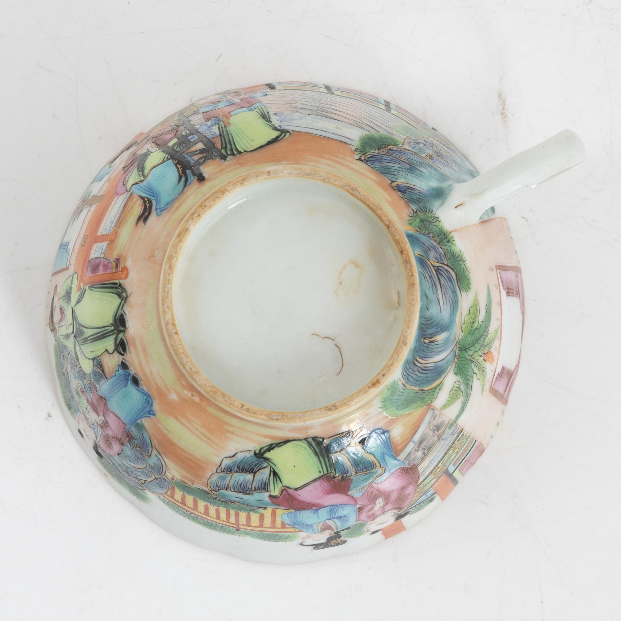 Koppar, fem stycken, samt fat, fyra stycken, porslin, Kina, Kanton, 1800-tal.