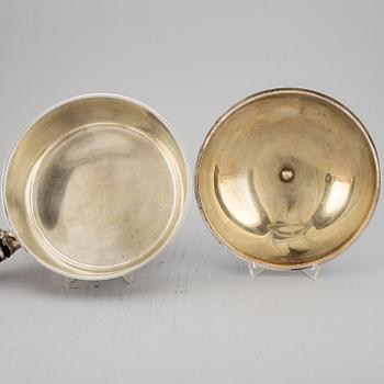 CF Carlman, karott med lock, silver, Stockholm 1915. Gustaviansk-stil.
