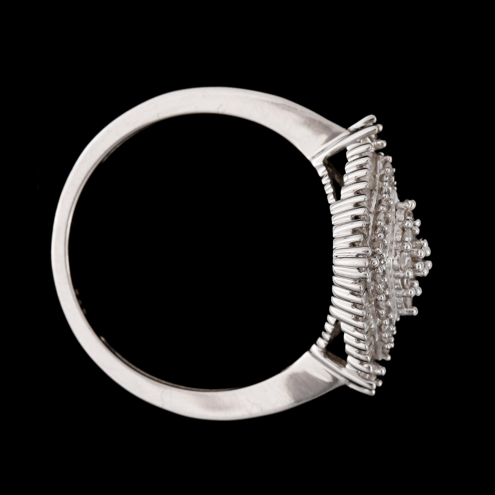 RING, 9k vitguld med åttkants- och baguettslipade diamanter tot ca0,60ct. Vikt 2,6g.