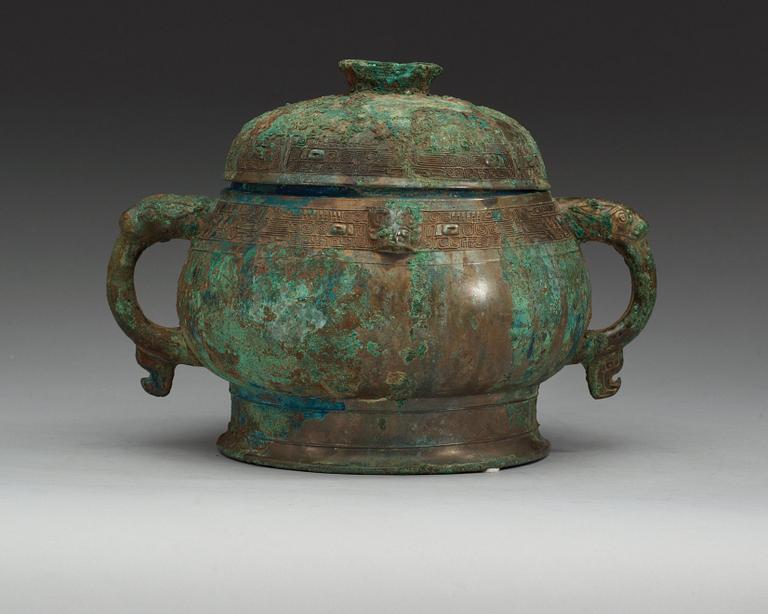 KÄRL med LOCK, gui,  brons. Troligen sen Shang dynastin (ca 1500-1040 f.Kr)/tidig Zhou dynastin (1040-256 f.Kr.).