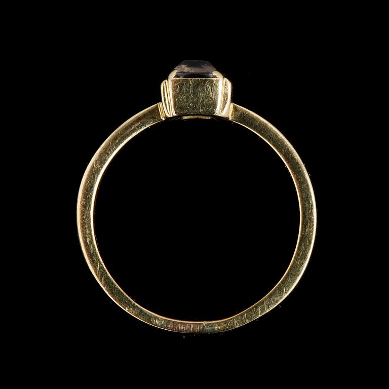 RING, 18k guld med bergkristall. Wiwen Nilsson, Lund 1947. Vikt 2,6 g.