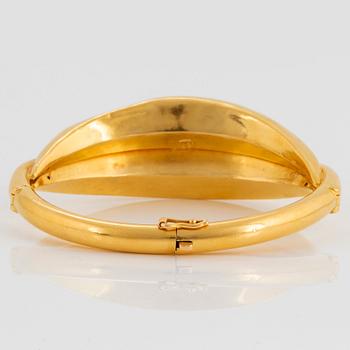 An Ilias Lalaounis bracelet in 22K gold.