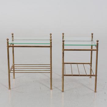 SÄNGBORD ETT PAR, mässing och glas, 1900-talets senare del.