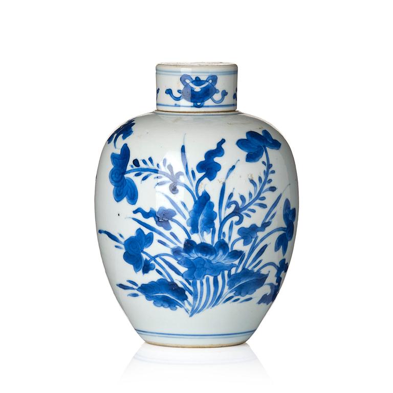 A blue and white tea caddy with cover, Qing dynasty, Kangxi (1662-1722).