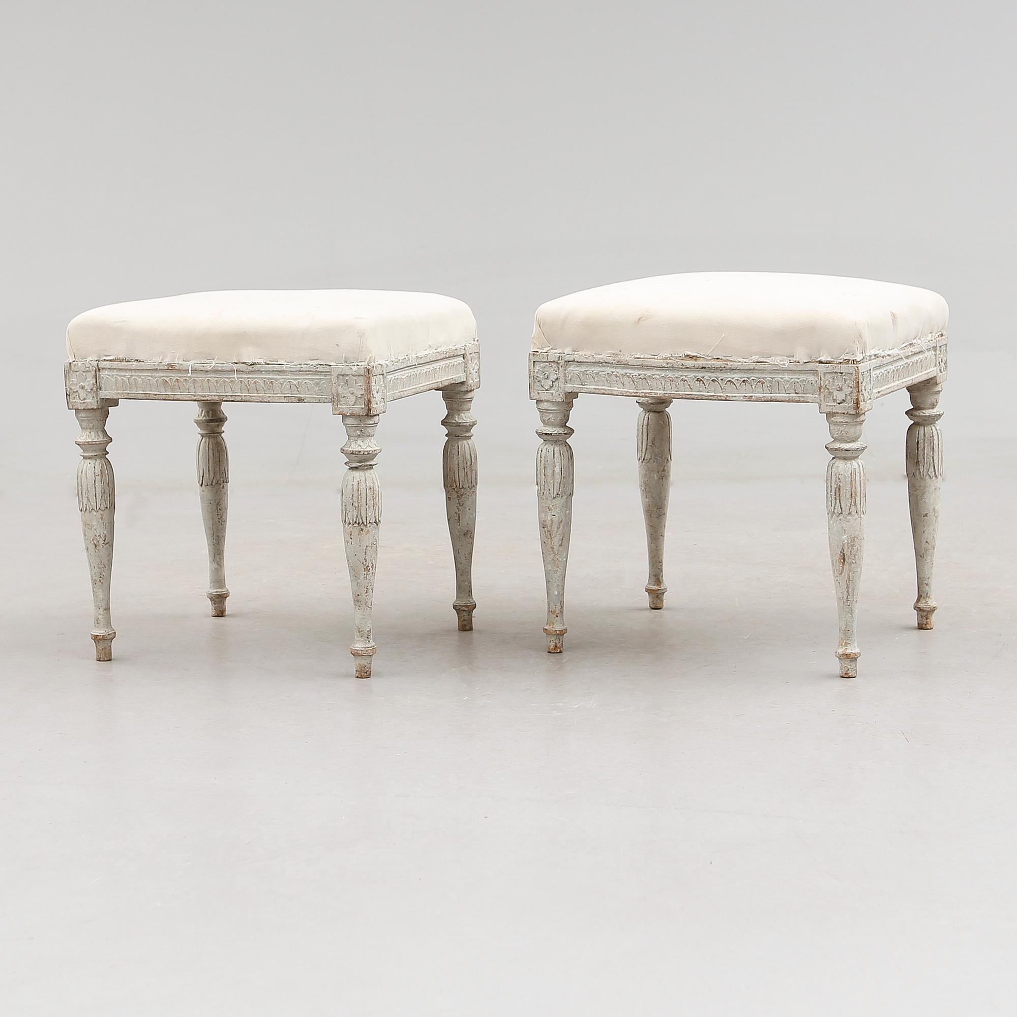 TABURETTER, 1 par, snarlika, gustavianska, 1700-talets slut.