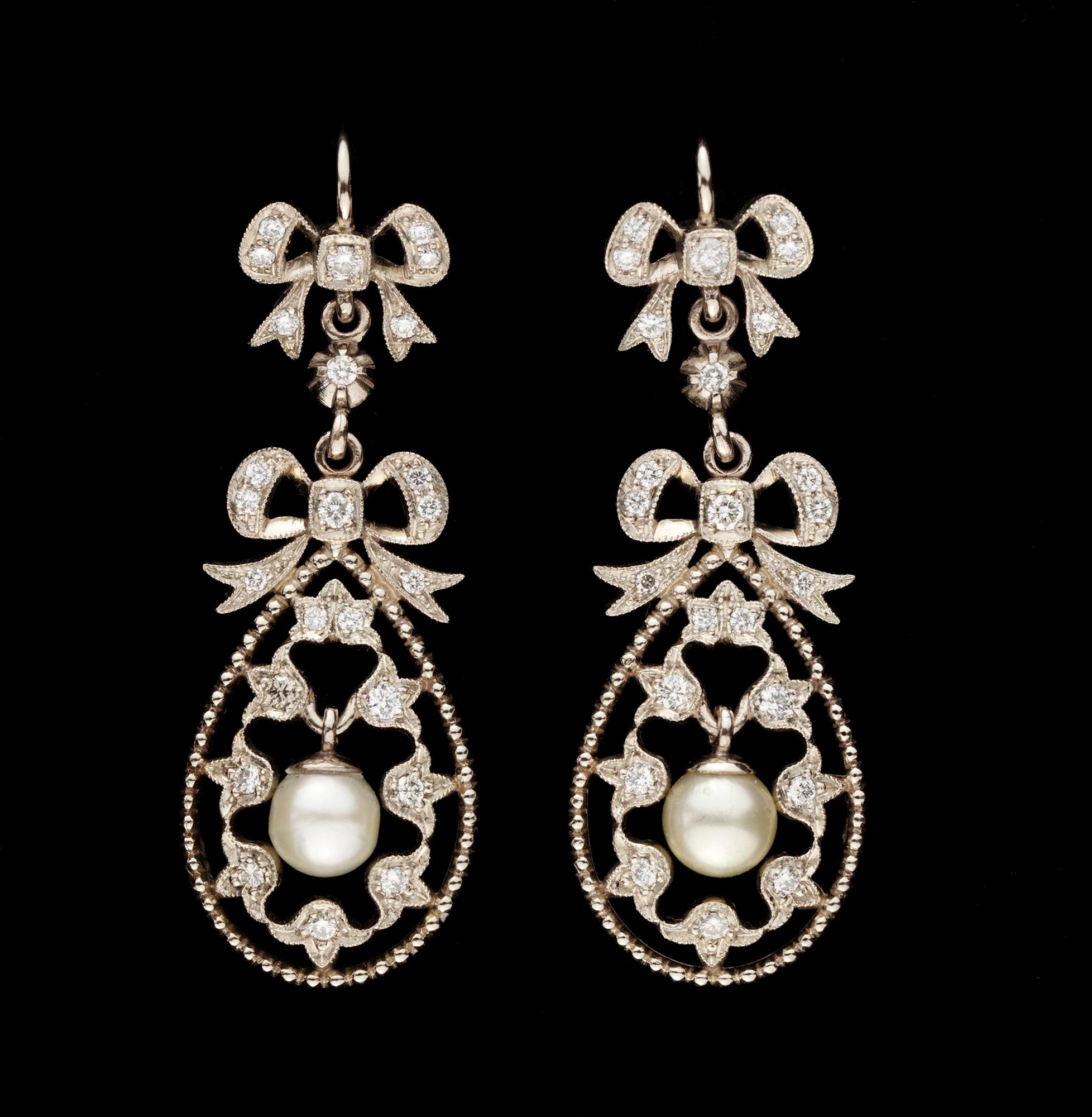 ÖRHÄNGEN med pärlor och diamanter.