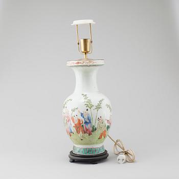 A late 19th/early 20th century Chinese porcelain table lamp.