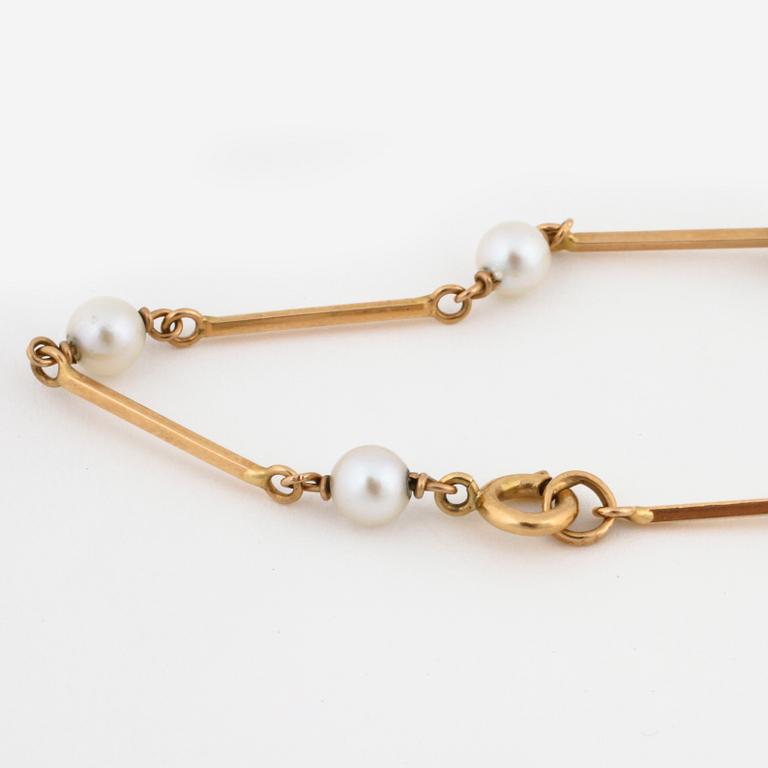 A cultured pearl bracelet.