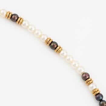 Collier, lås i 18K guld med små diamanter,  odlade vita och färgade pärlor.