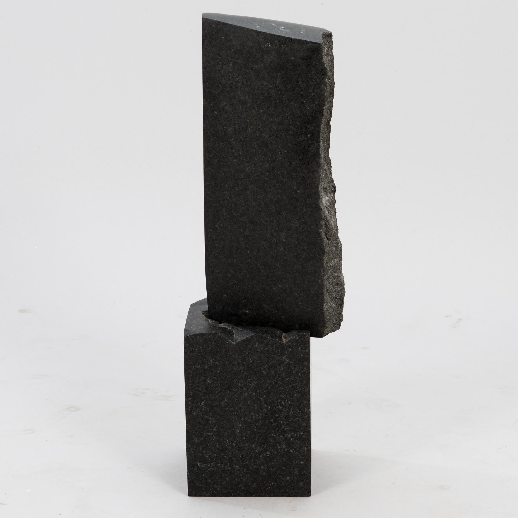 JARKKO ROTH, mustaa graniitti, signeerattu ja päivätty -74.