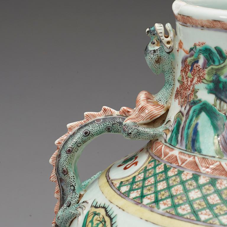 A famille verte vase, Qing dynasty, 19th Century.