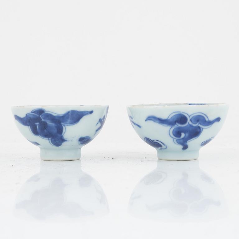 A pair of blue and white Chinese 'dragon' cups, Qing dynasty, 18th century.