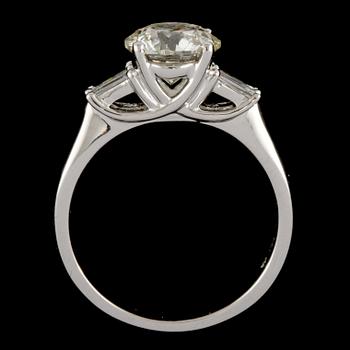 RING, 18K vitguld med briljantslipad diamant 2.00 ct samt 4 baguettslipade diamanter 0.31 ct. Vikt 4,5 gram.