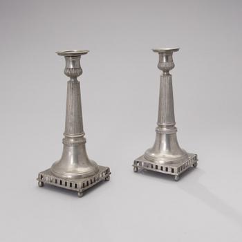 A PAIR OF FINNISH PEWTER CANDELSTICKS, Johan Lindblad, Turku 1841.