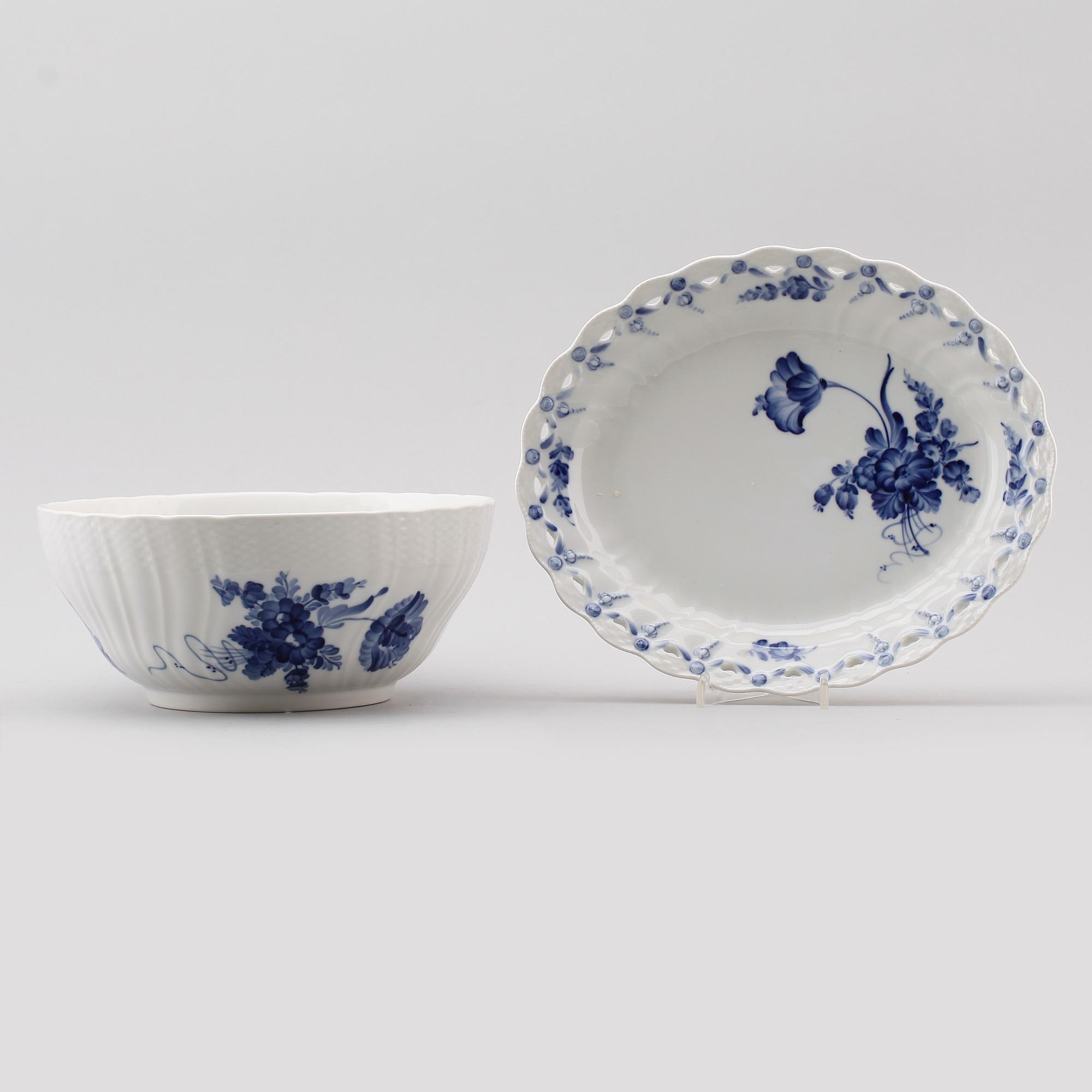 SKÅL samt FAT, porslin, "Blå blomst", Royal Copenhagen.