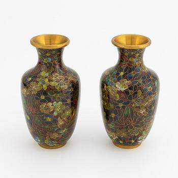 Vaser, ett par, cloisonné, Japan, tidigt 1900-tal.