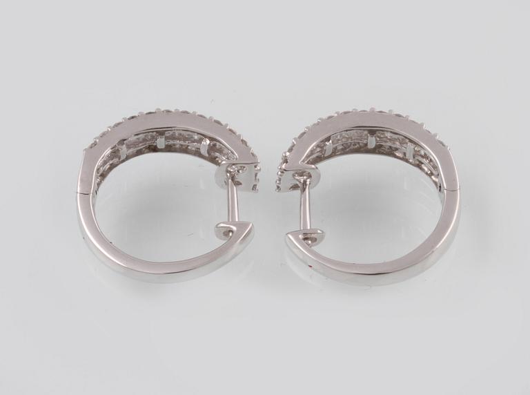 ÖRHÄNGEN, 18K vitguld med briljant och baguettslipade diamanter ca 0.67 ct. Vikt 2,9 gram.