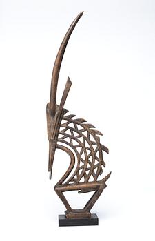 HUVUDPRYDNAD. Tshiwara (stiliserad antilop). Trä. Bambara-stammen. Mali ca 1920-1940. Höjd 86 cm.