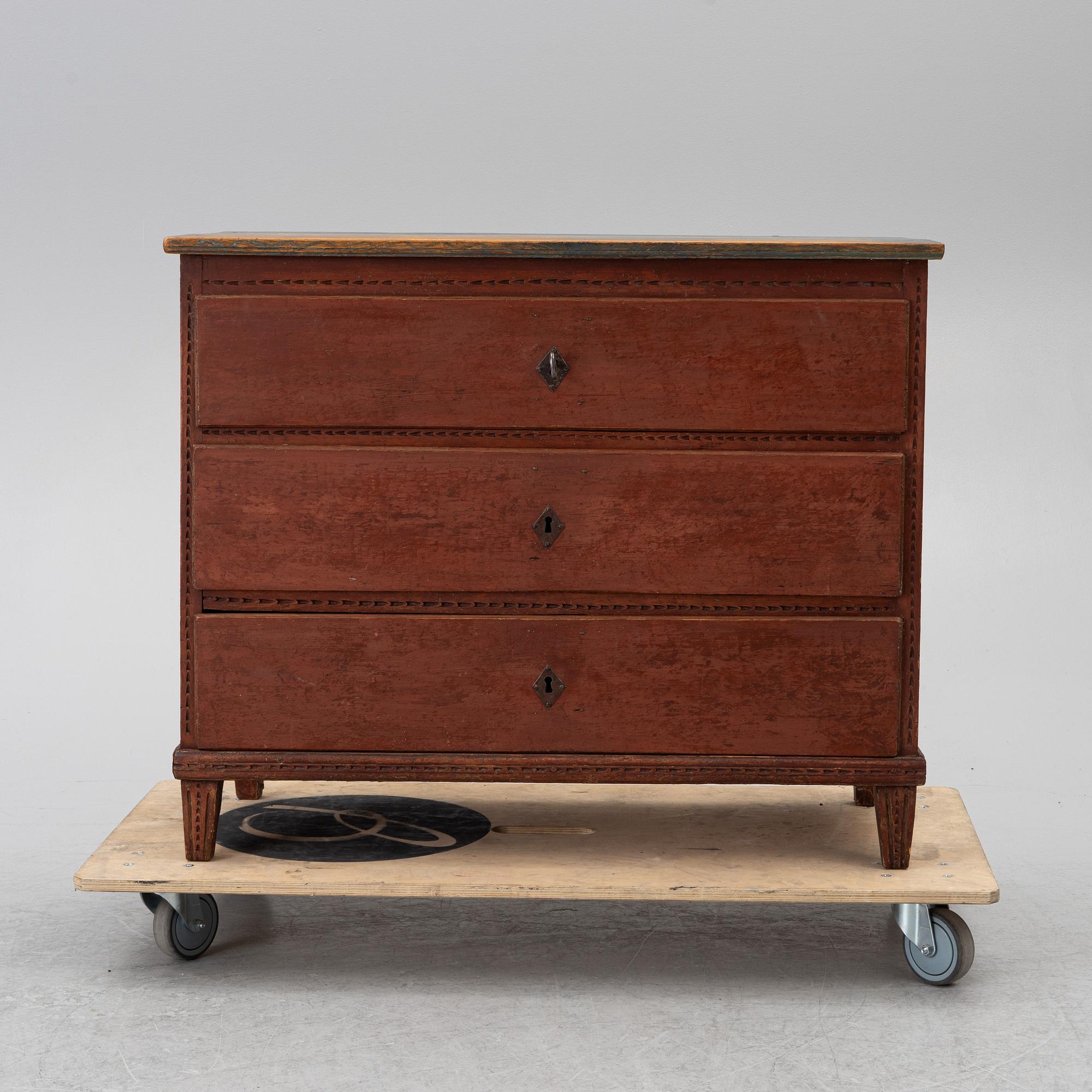 A Gustavian chest of drawers from around the year 1800.