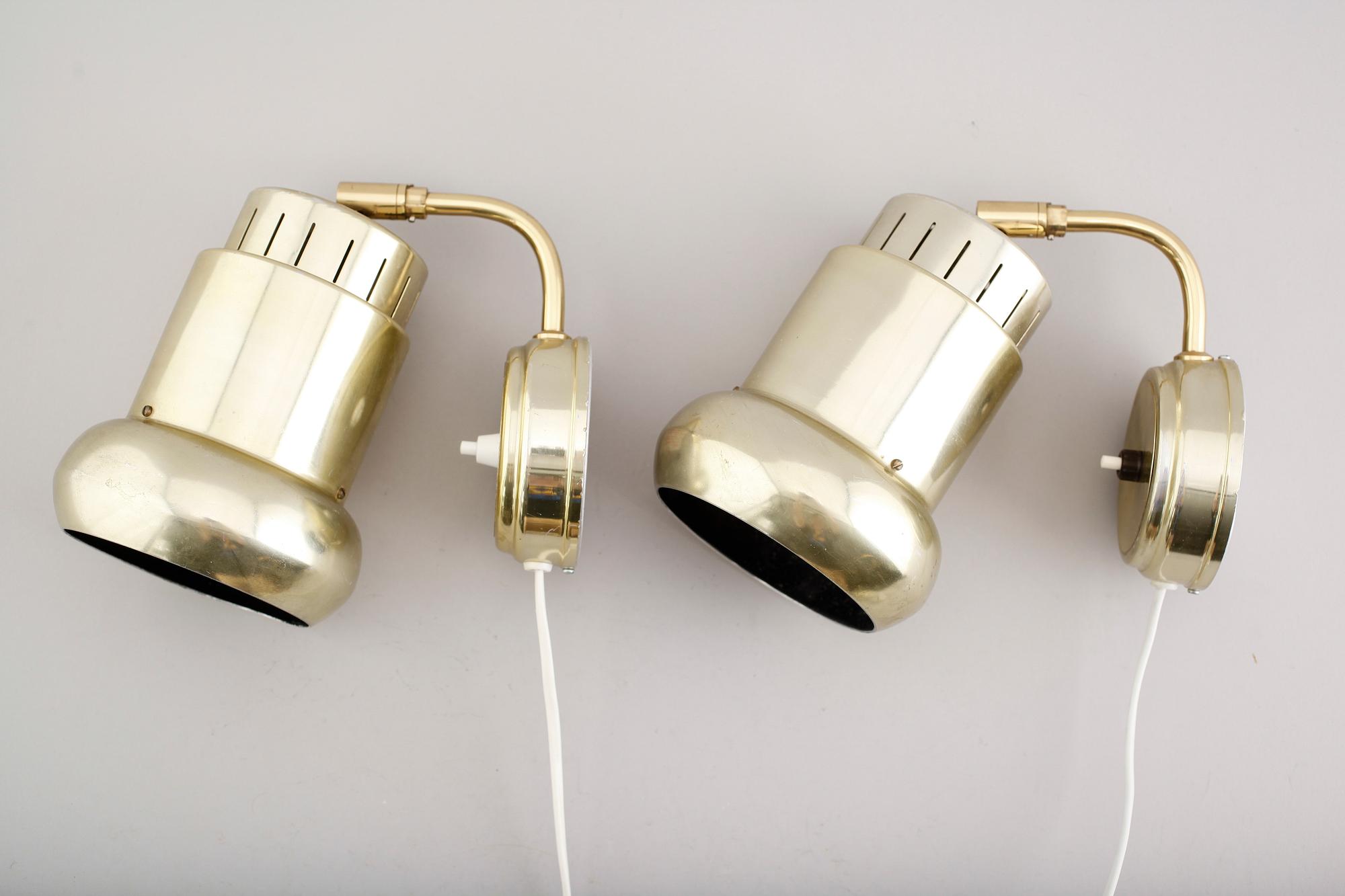 VÄGGLAMPOR, 1 par samt BORDSLAMPA, 1900-talets andra hälft.