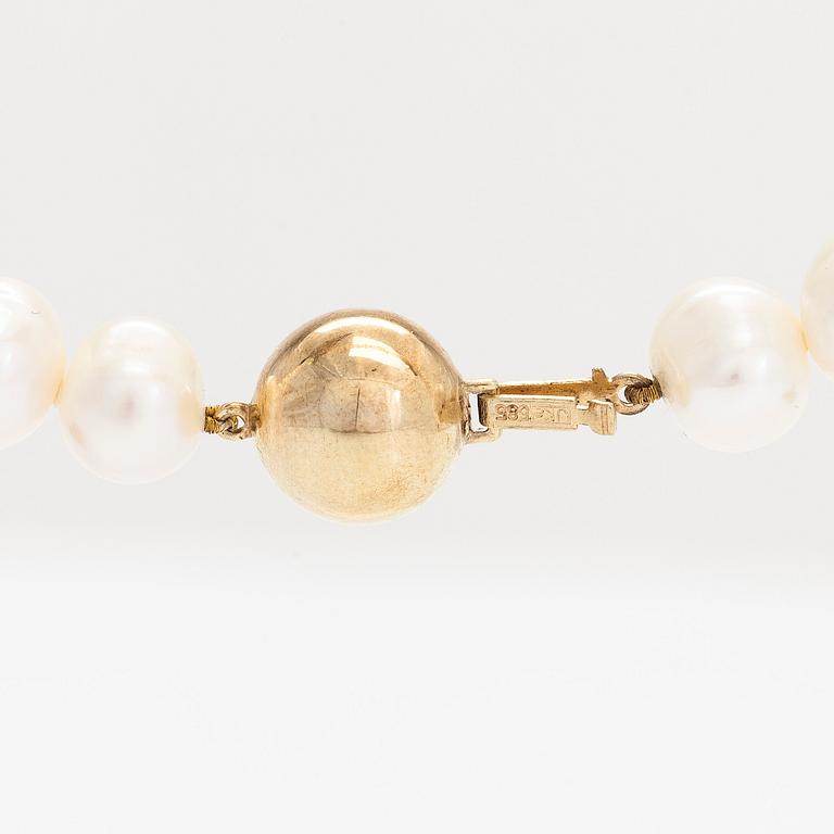 A pearl collier with 14K gold clasp and cultured freshwater pearls.