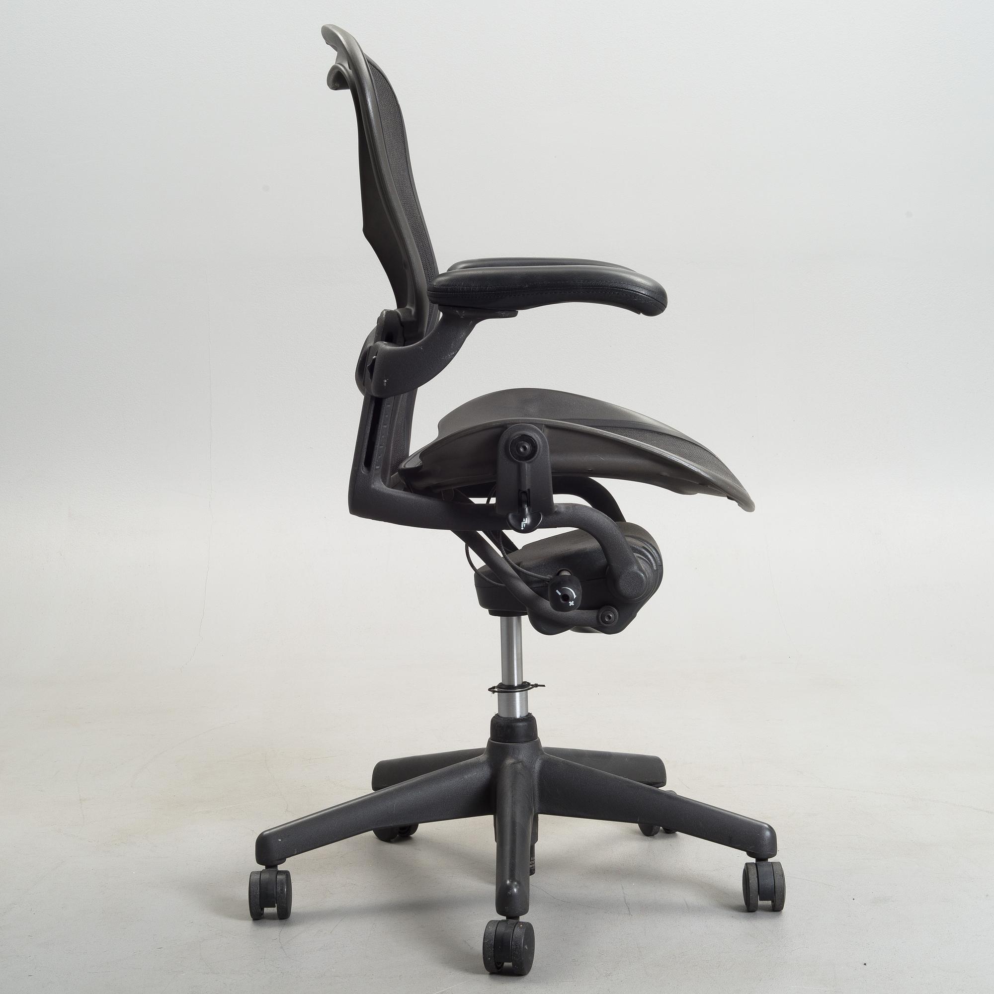 TOIMISTOTUOLI,  "Aeron Chair", Herman Miller.