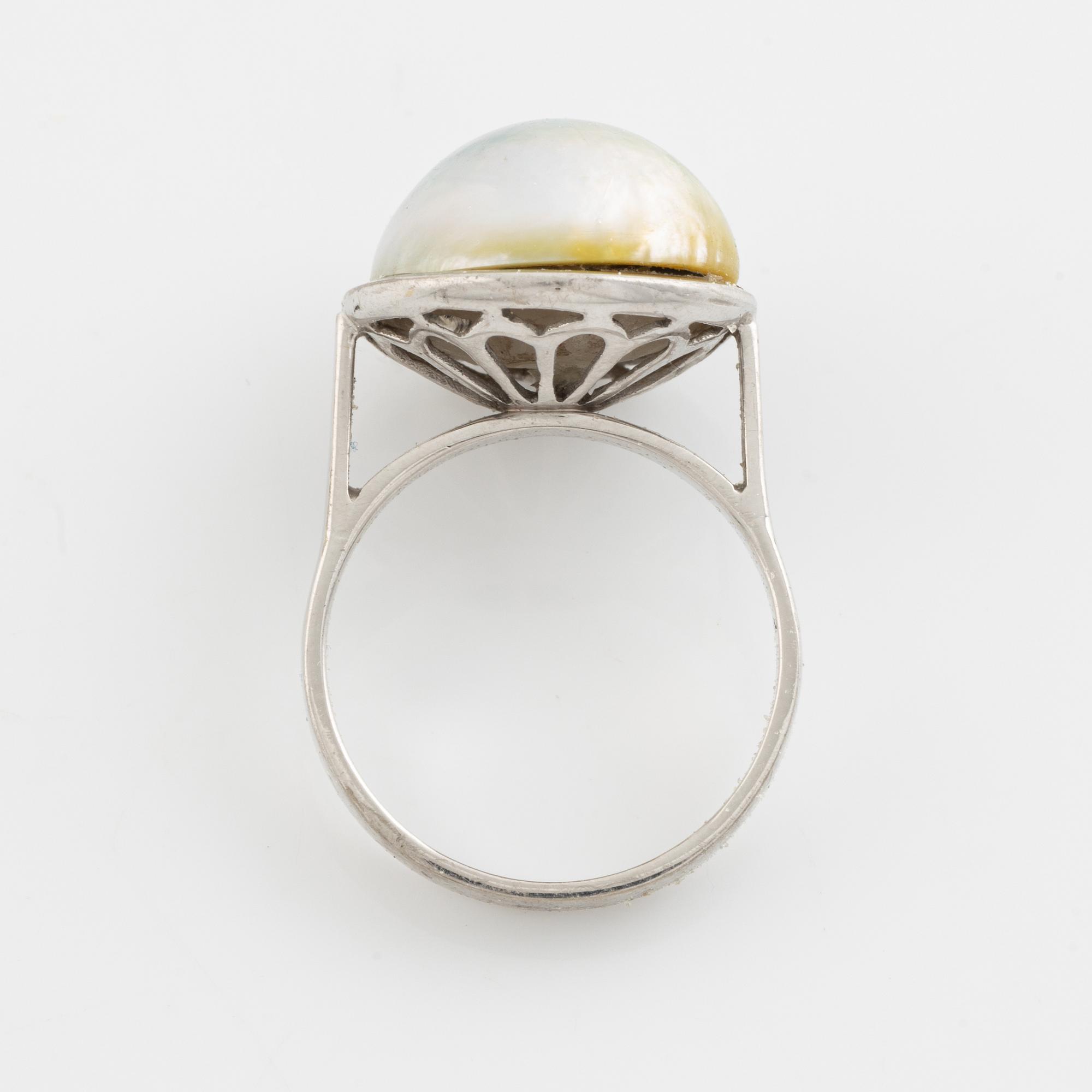 18K white gold ring.