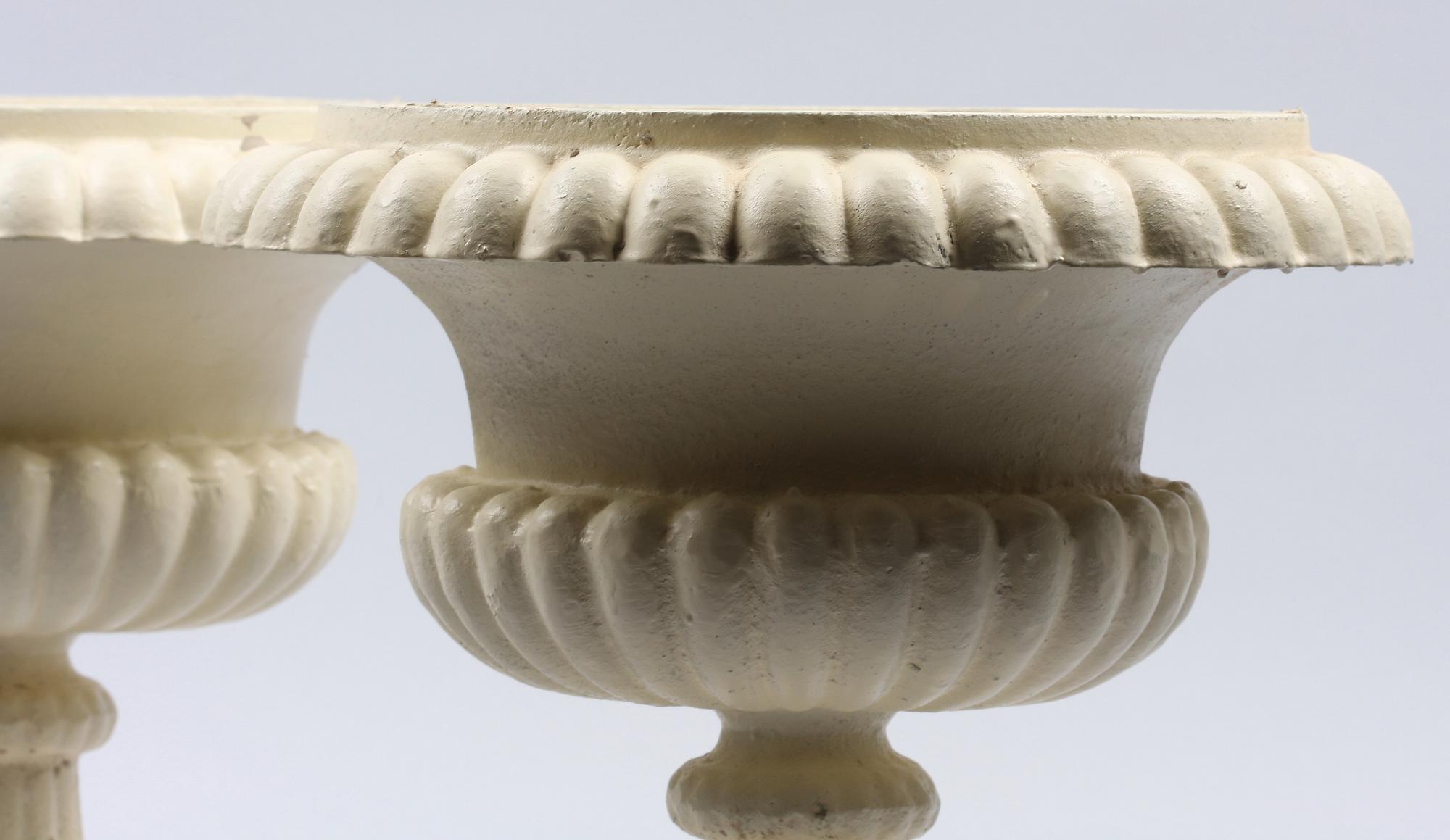 TRÄDGÅRDSURNOR, gjutjärn. Husqvarna. 1900-tal.