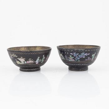 A pair of Chinese laque burgauté bowls, Qing dynasty, 18th century.