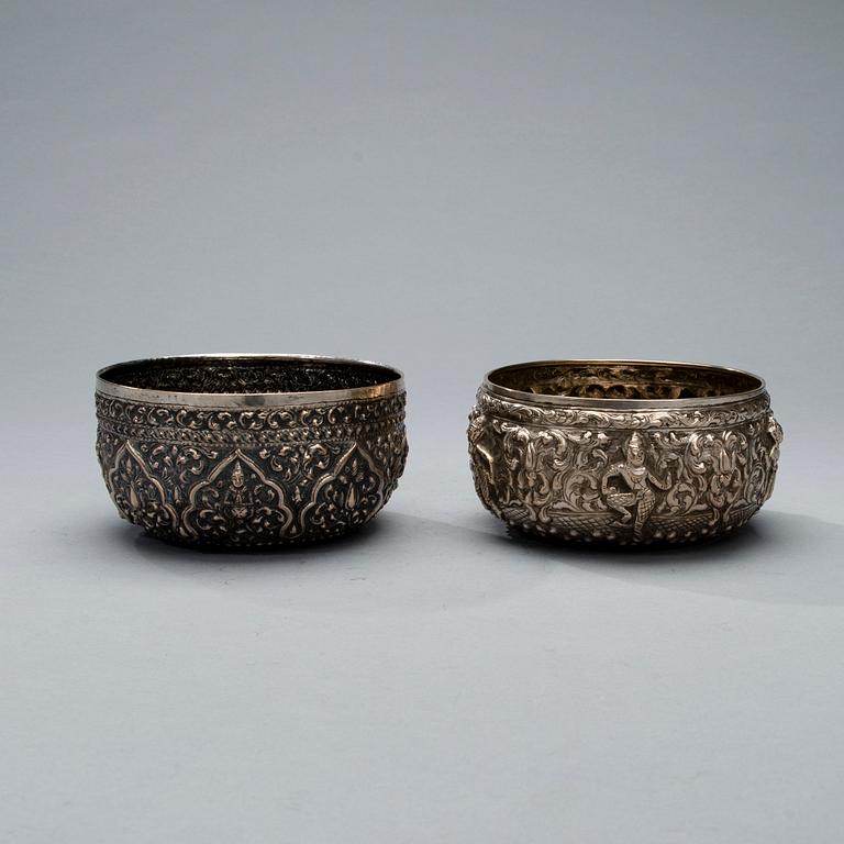 SKÅLAR, 2 st, silver, Sydostasien 1900-talets senare hälft. Totalvikt 451 g.