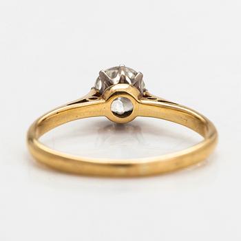 Ring, solitär, 18K guld, briljantslipad diamant ca 0.60 ct, London 1978.