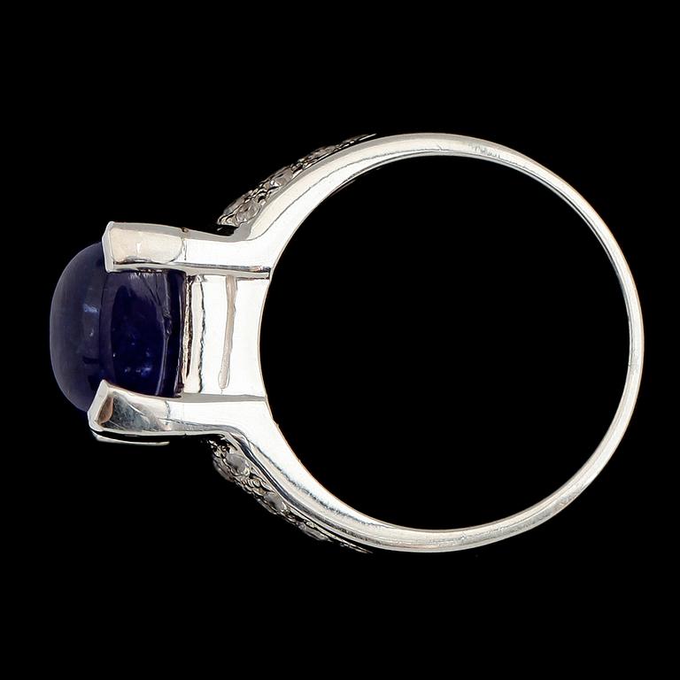 RING, vitguldspläterat sterlingsilver, blå tanzanit ca 4.80 ct, vita safirer tot ca 0.40 ct.